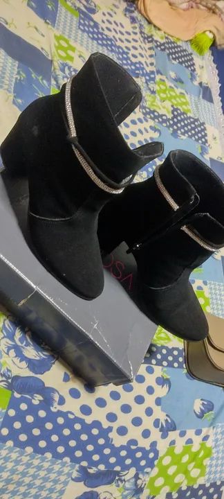 Botas de cano curto pretas com strass - Foto 4