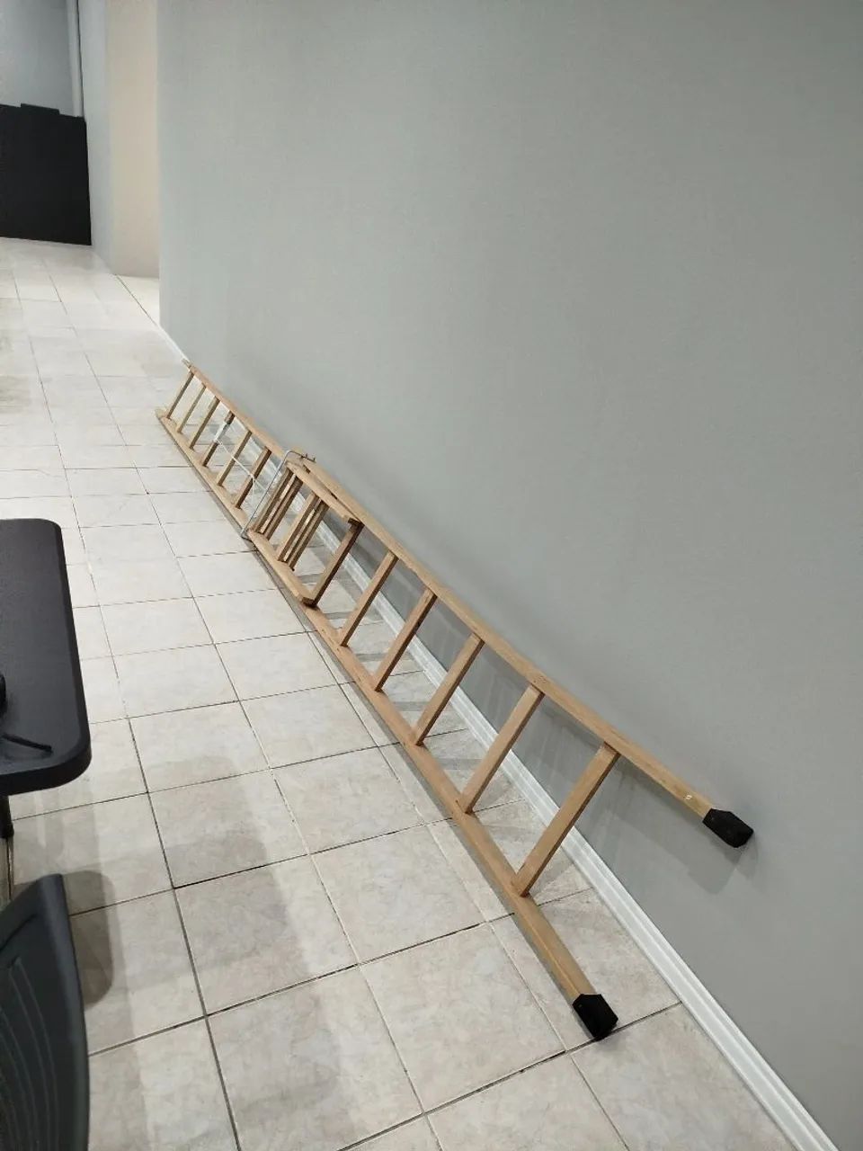 Escada de madeira- SEMI NOVA - Foto 3