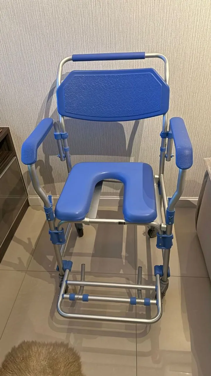 Cadeira de Banho com Rodas e Apoio