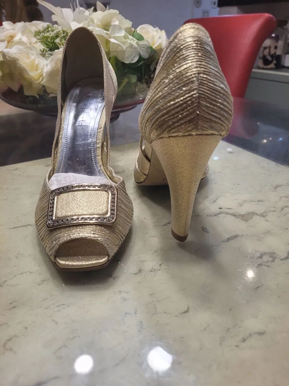 Scarpin Dourado com Detalhes em Strass - Foto 4