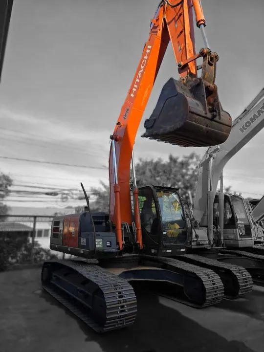 ESCAVADEIRA HITACHI ZX210 | ANO 2014 