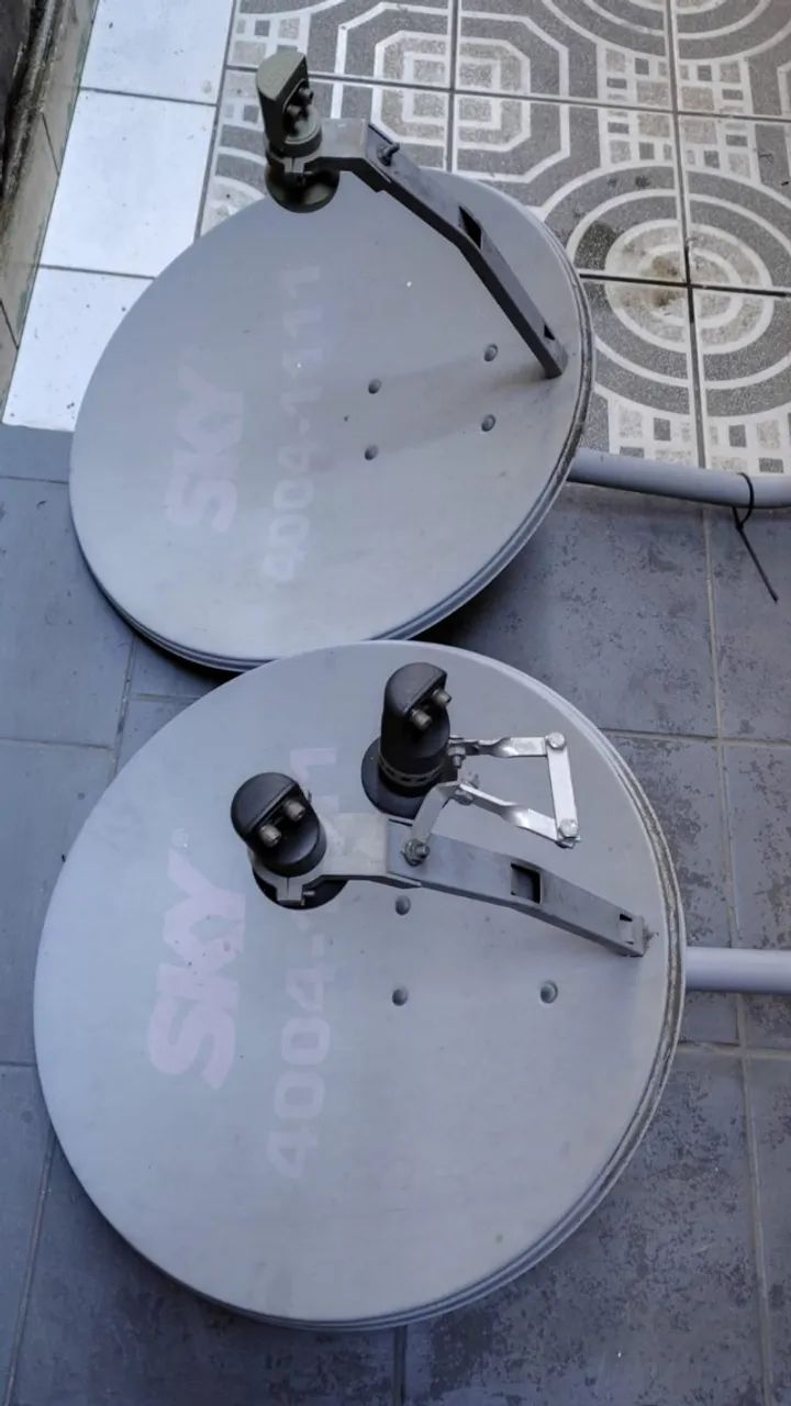 Par de antenas parabólicas Sky
