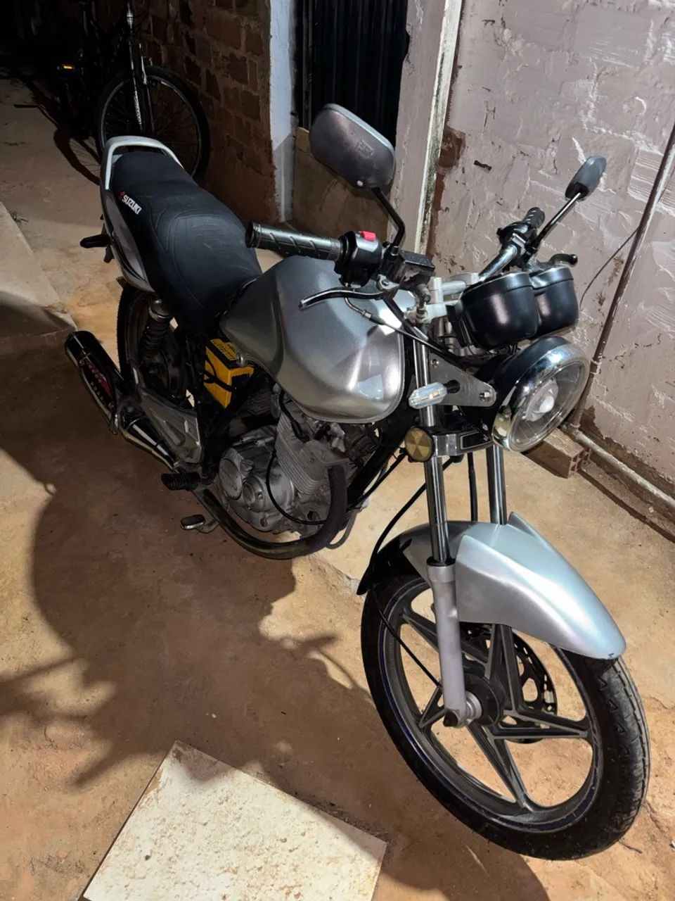 SUZUKI EN 125 YES 2009 ? PRATA - Foto 4