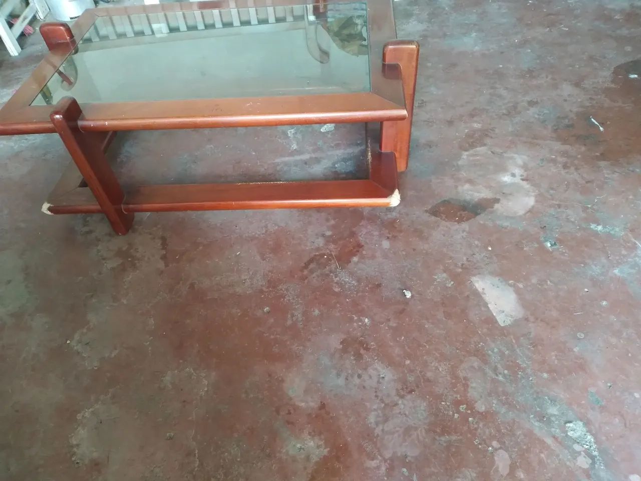 Mesa de centro antiga.......com tampo de vidro  - Foto 2