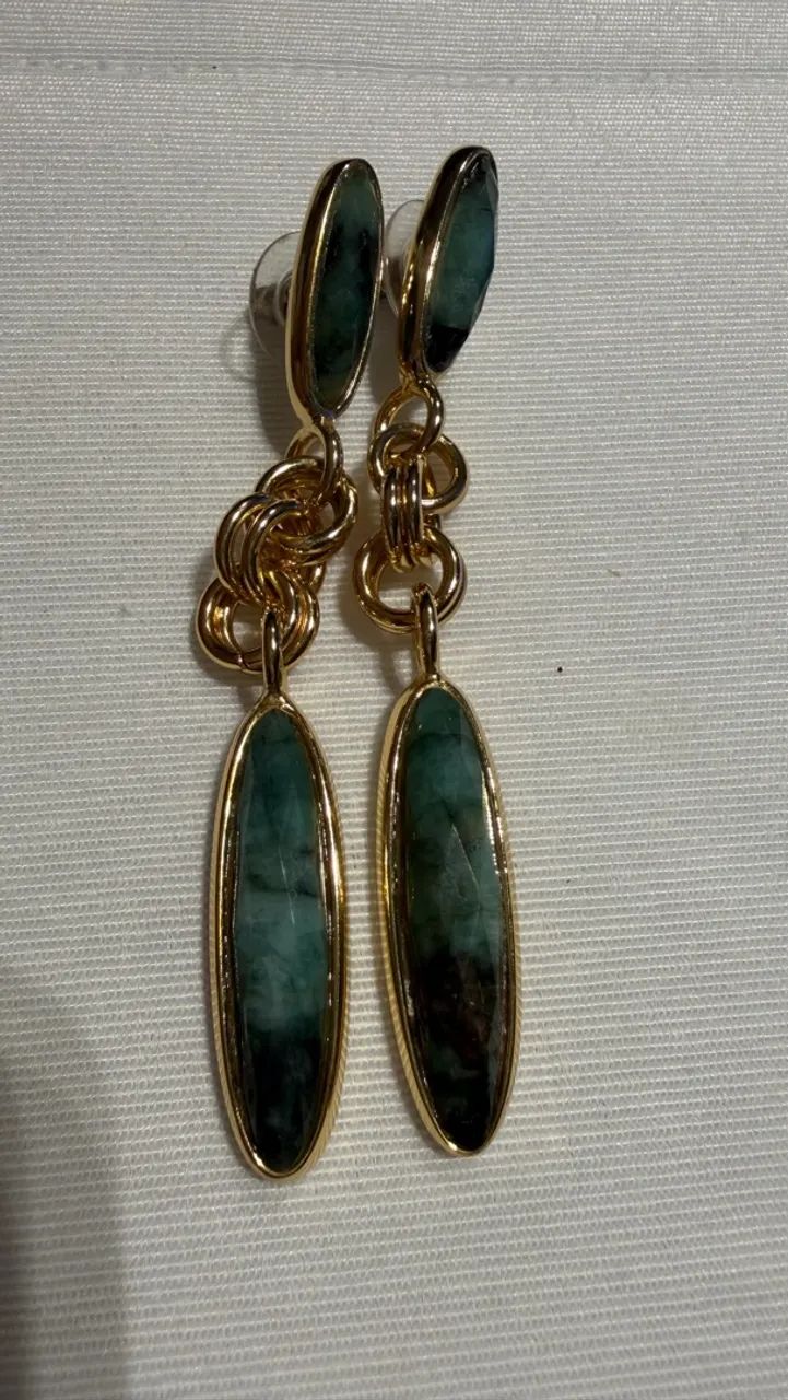 Brinco Longo Dourado com Pedras Verdes e Elos