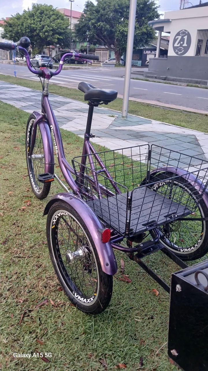 Vende-se um lindo triciclo.