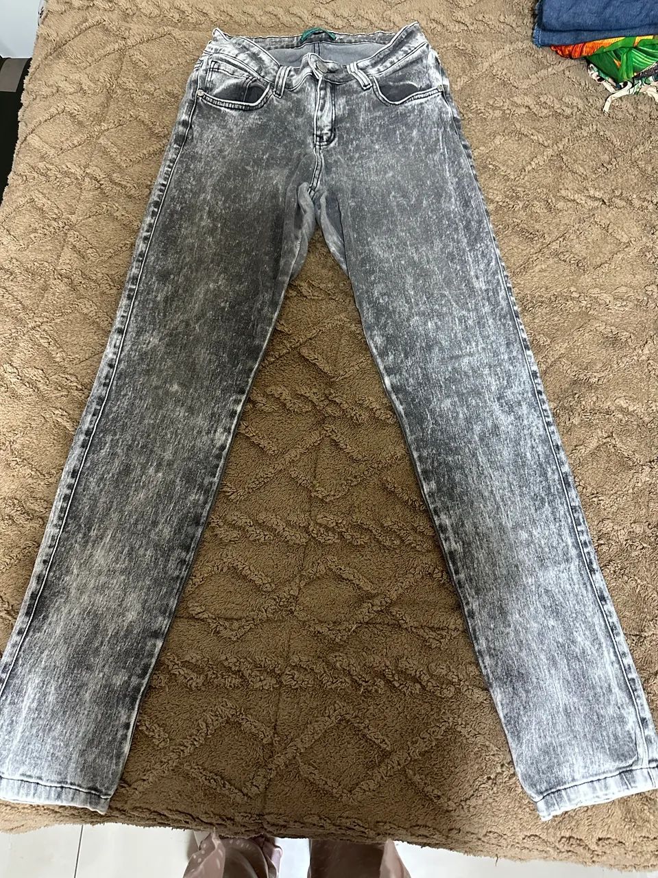 calça jeans cinza e preta 38