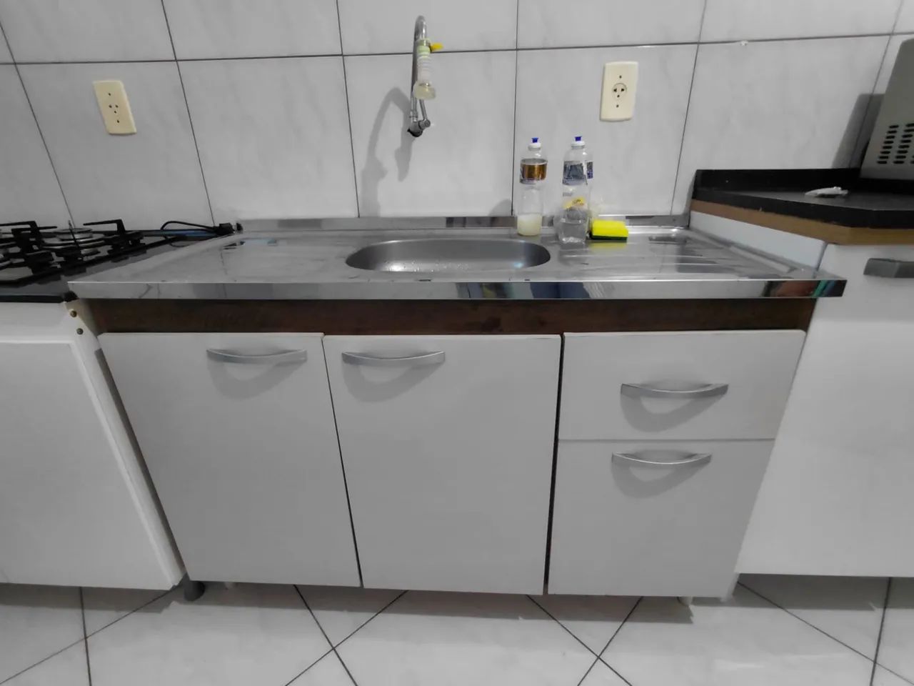 Armário de pia com tampo de inox