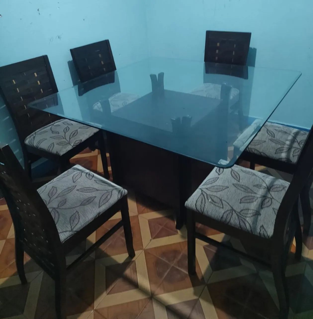 Mesa de Jantar com 6 cadeiras almofadadas. - Foto 2