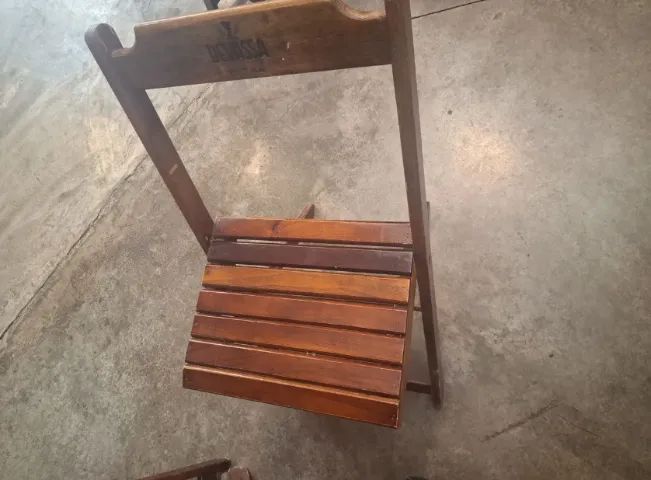 Conjunto de mesa e quatro cadeiras dobráveis para bar e restaurante - Foto 3