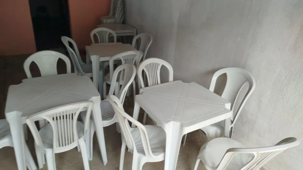 Jogo de mesas de plástico semi novos  - Foto 2