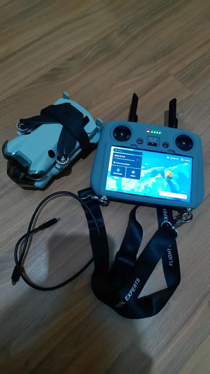 Drone DJI Mini 4 Pro Controle c/ Tela - 1 bateria