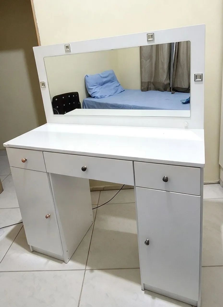 PENTEADEIRA BRANCA COM LED