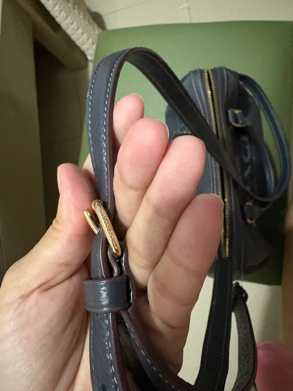 Bolsa da grife COACH versátil, acompanha alça e chaveiro da marca.  - Foto 4