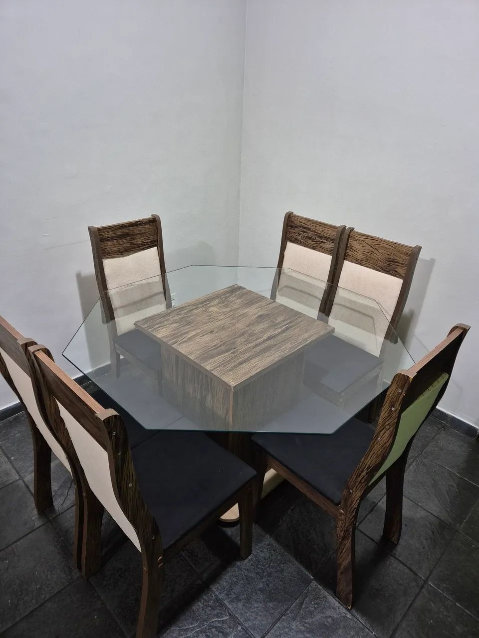 Jogo de Mesa Hexagonal em Vidro com 6 Cadeiras.