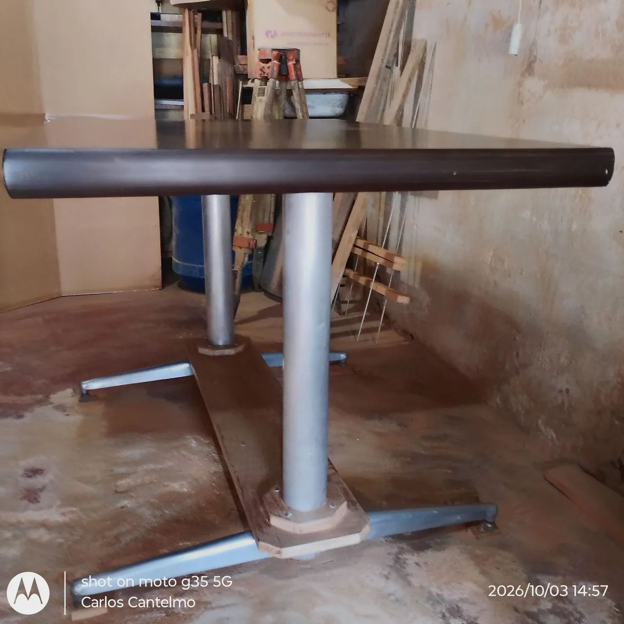 Mesa de madeira com pés de aluminio. - Foto 2