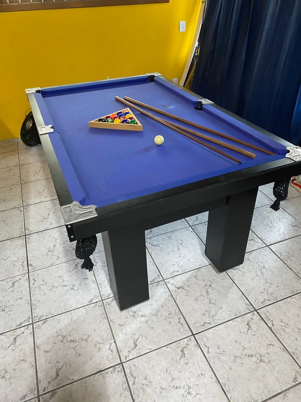 Mesa de sinuca empenada com kit de bolas e tacos - ACEITO PROPOSTAS