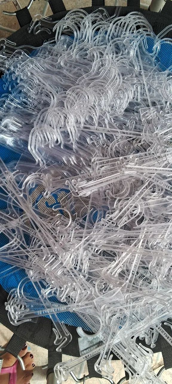 Cabides para comércio 142 cabides transparentes em ótimo estado. Praticamente novos - Foto 5