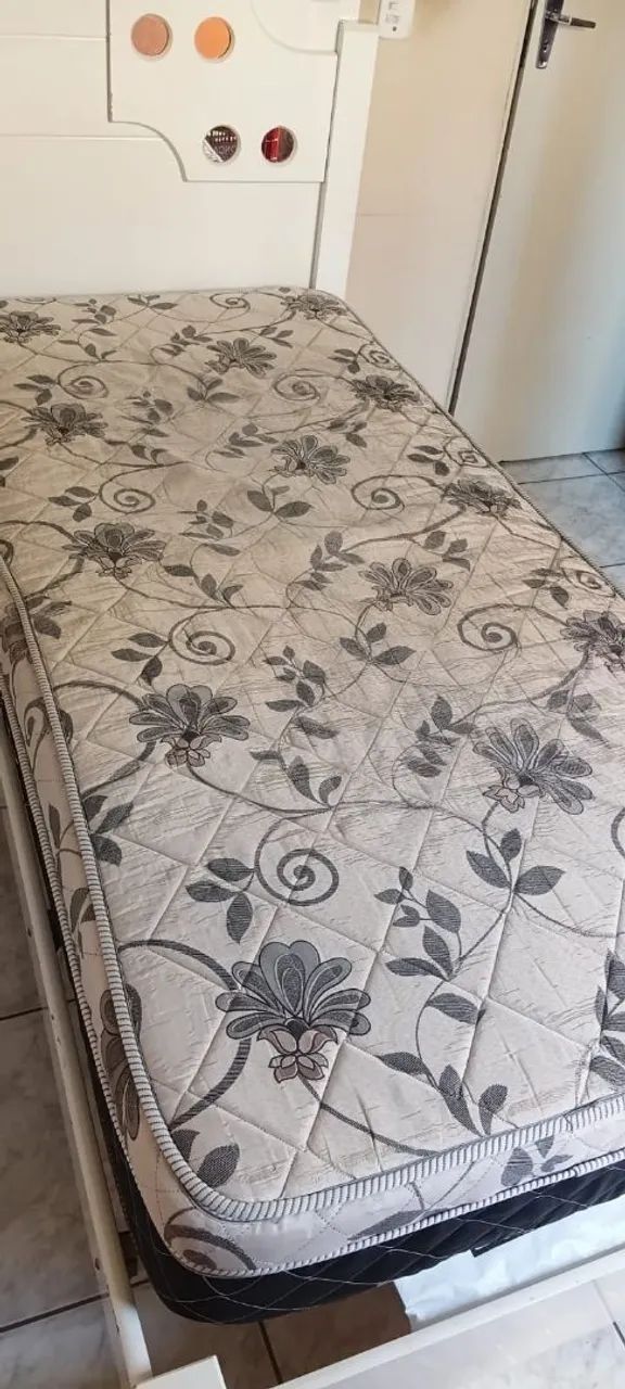 Vende-se uma cama de solteiro com colchão - Foto 2