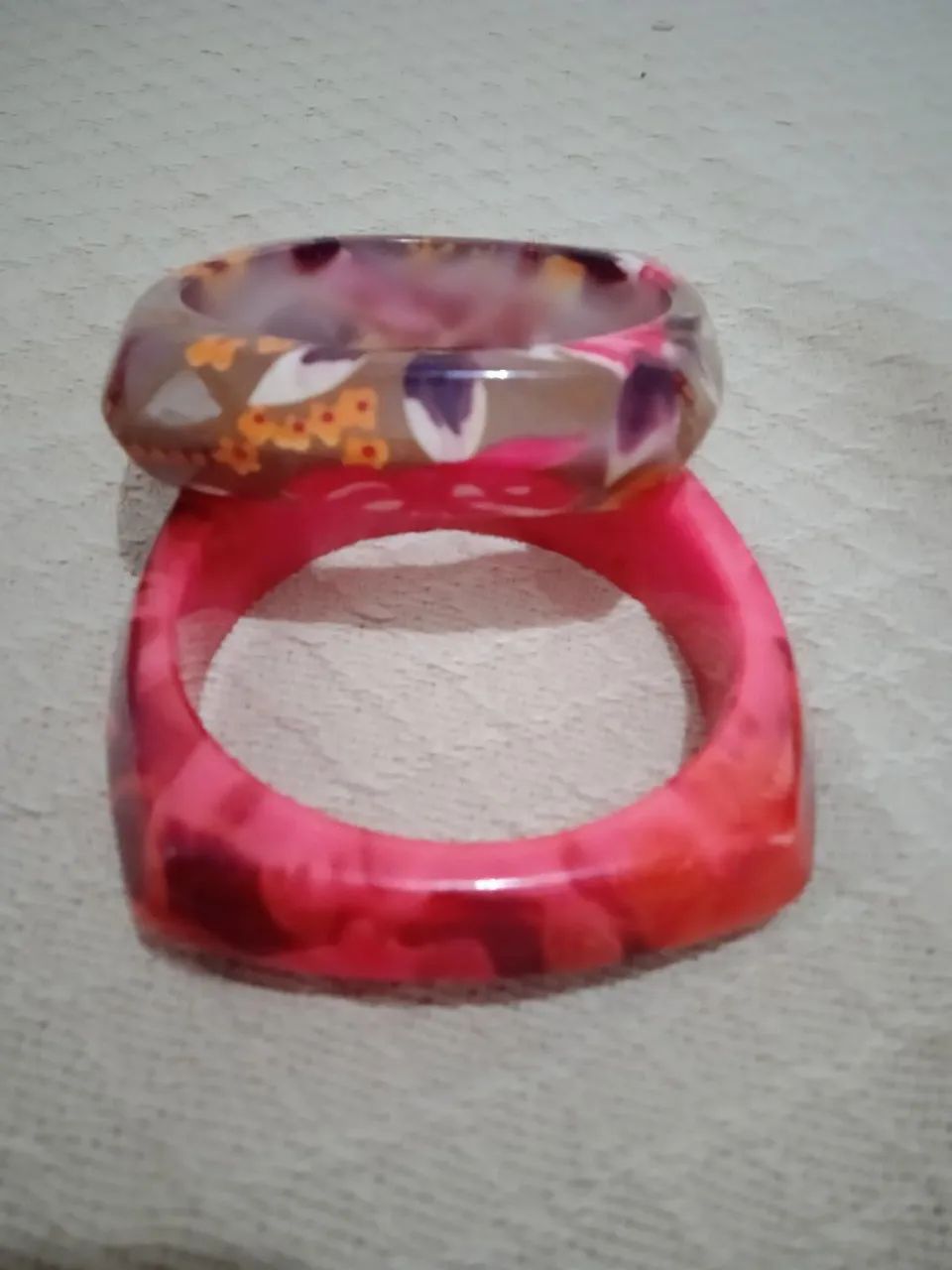 Pulseira em acrílico floral