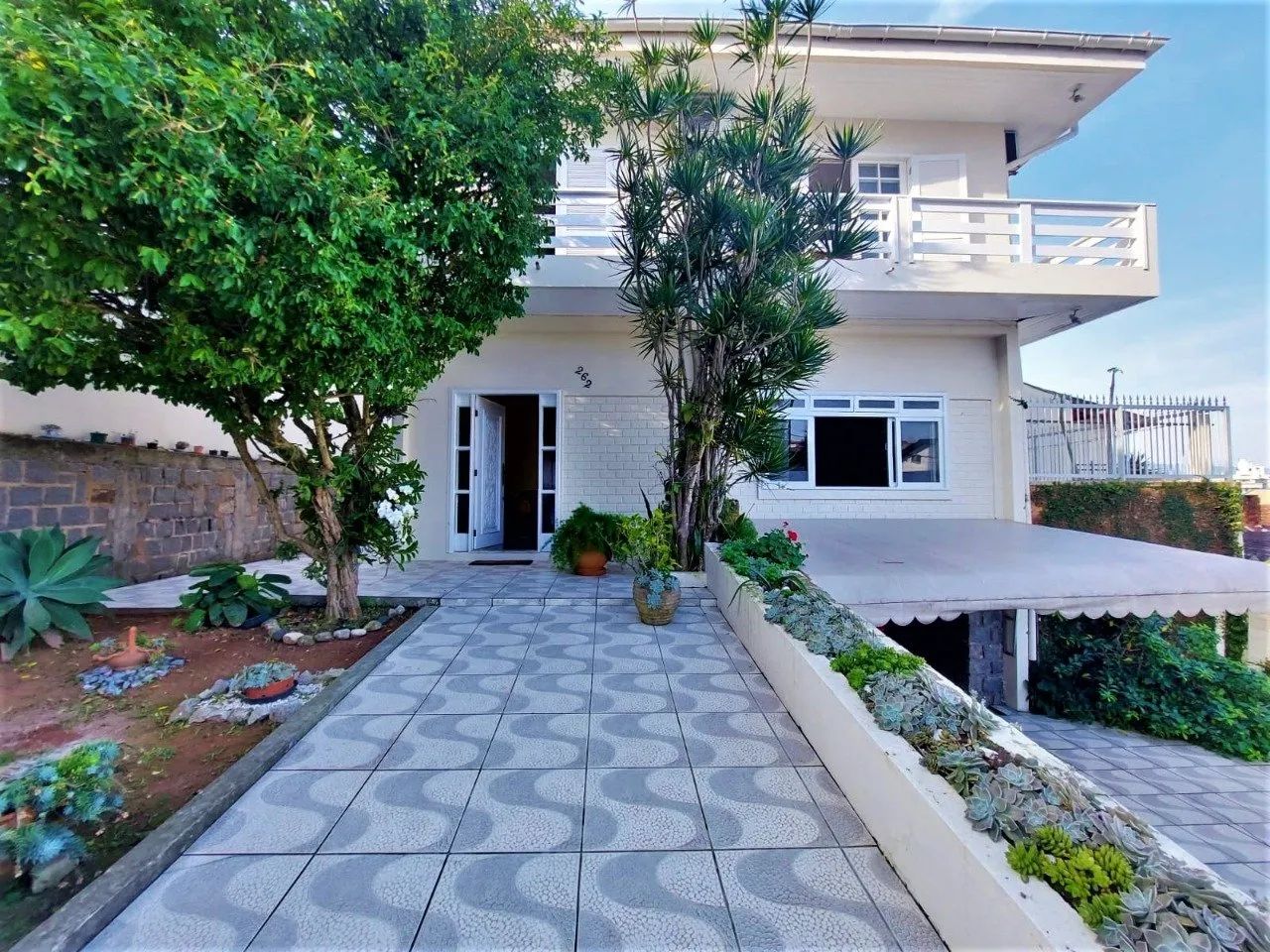 Venda | Casa com 4 quartos (3 suítes) + 2 vagas