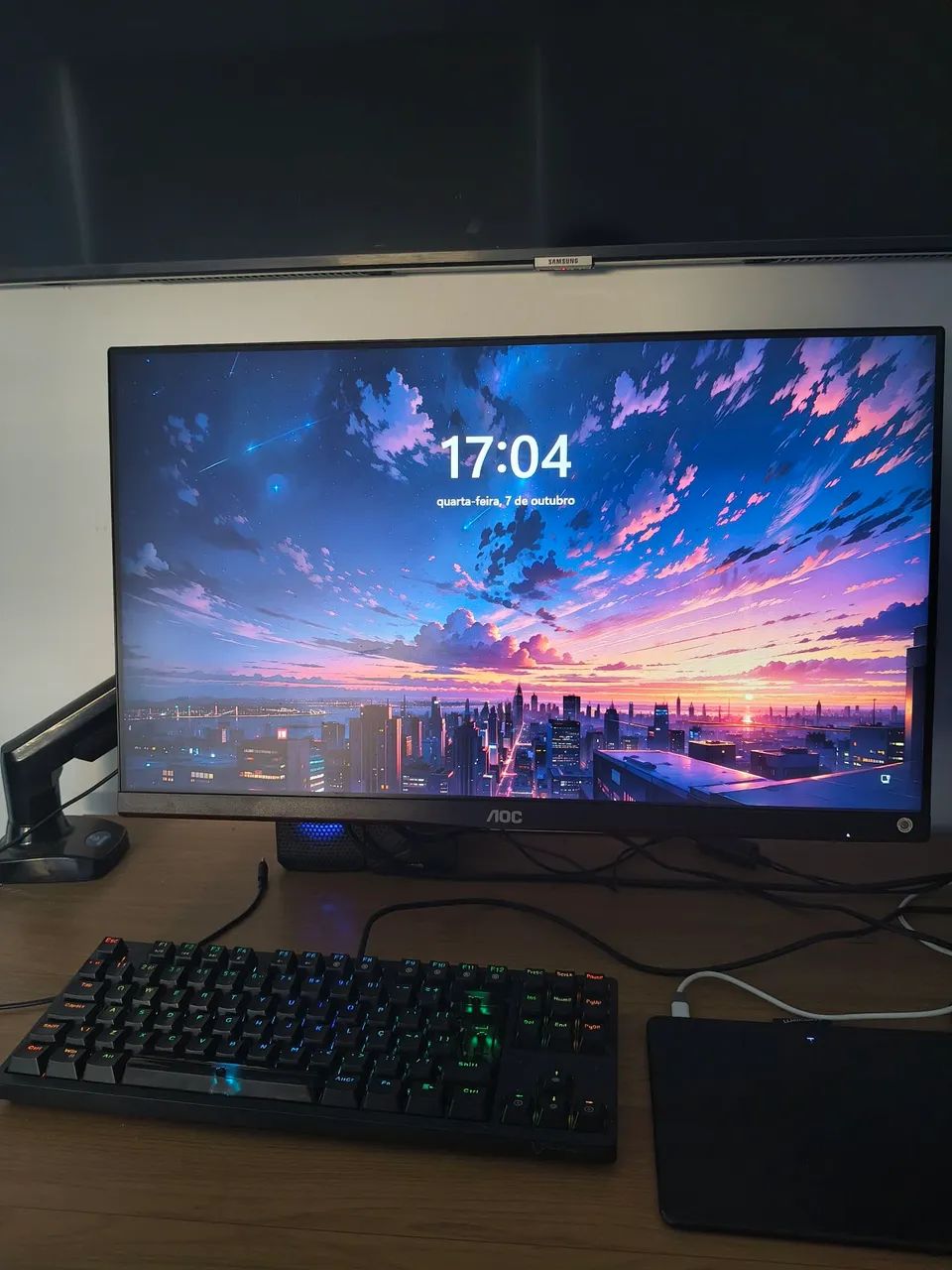Monitor AOC com braço articulado 