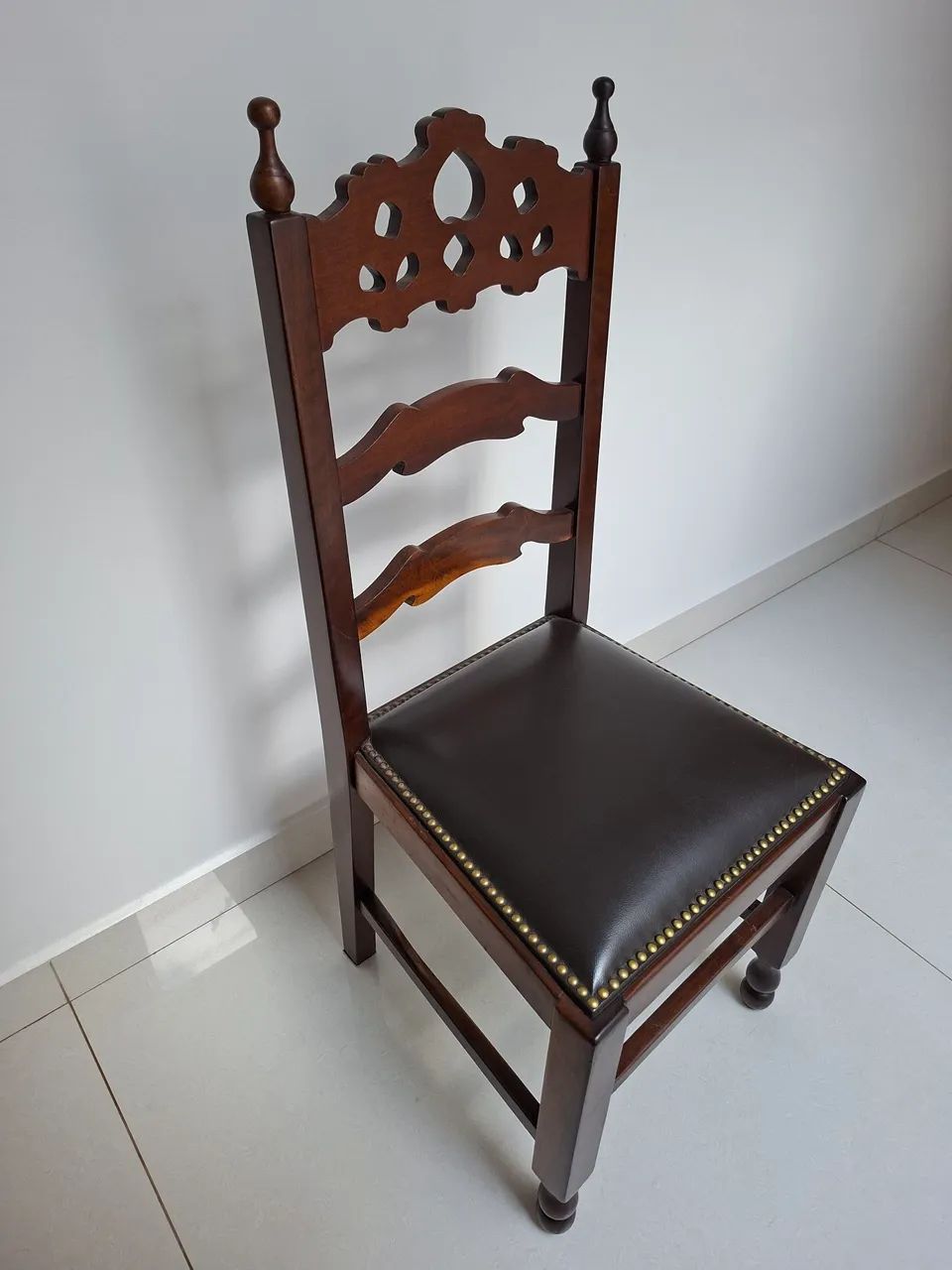 Cadeiras  em madeira estilo colonial classico - Foto 2