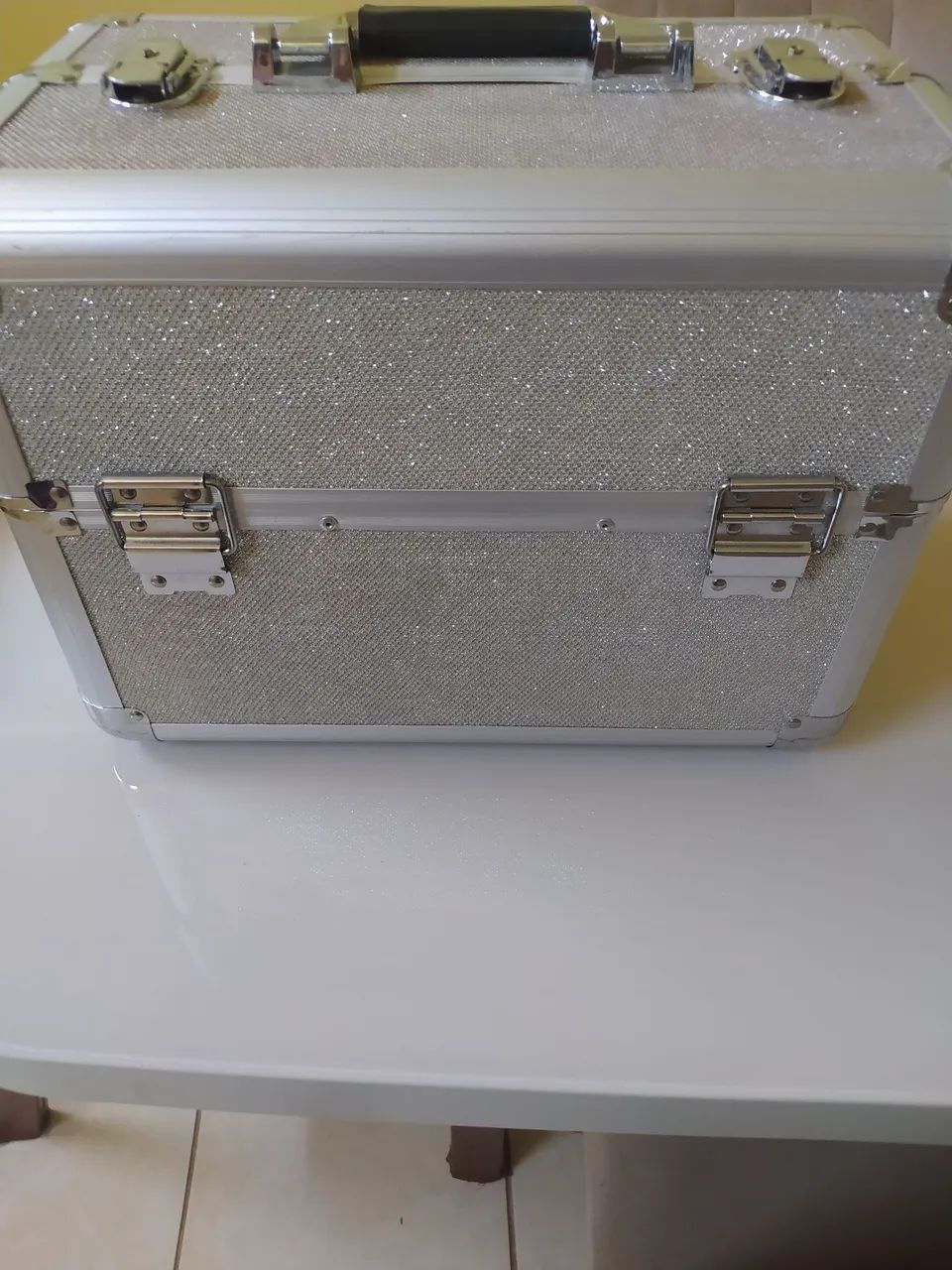 Vende se uma maleta de maquiagem 
