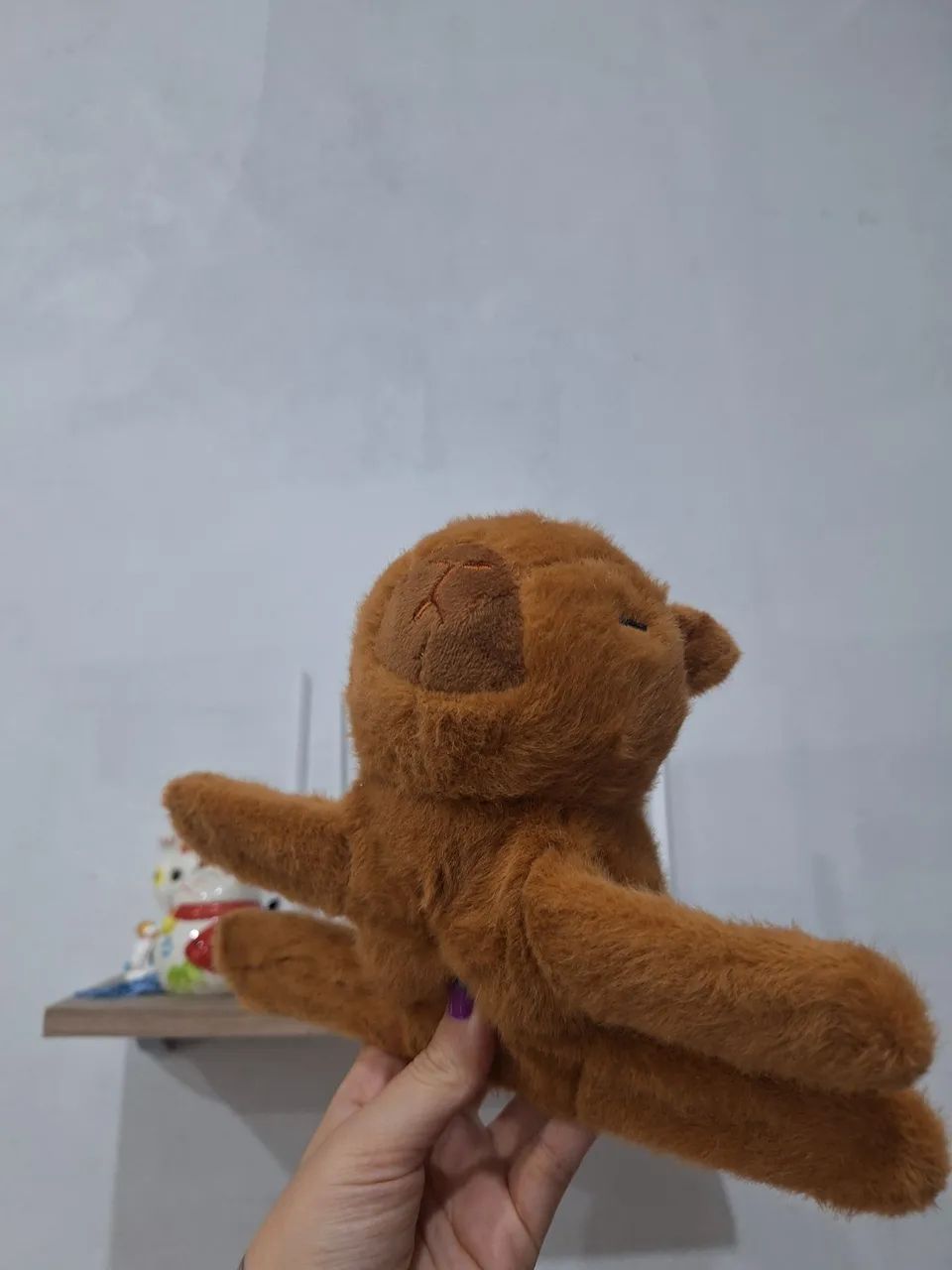 Pelúcia capivara agarradinha - Foto 3