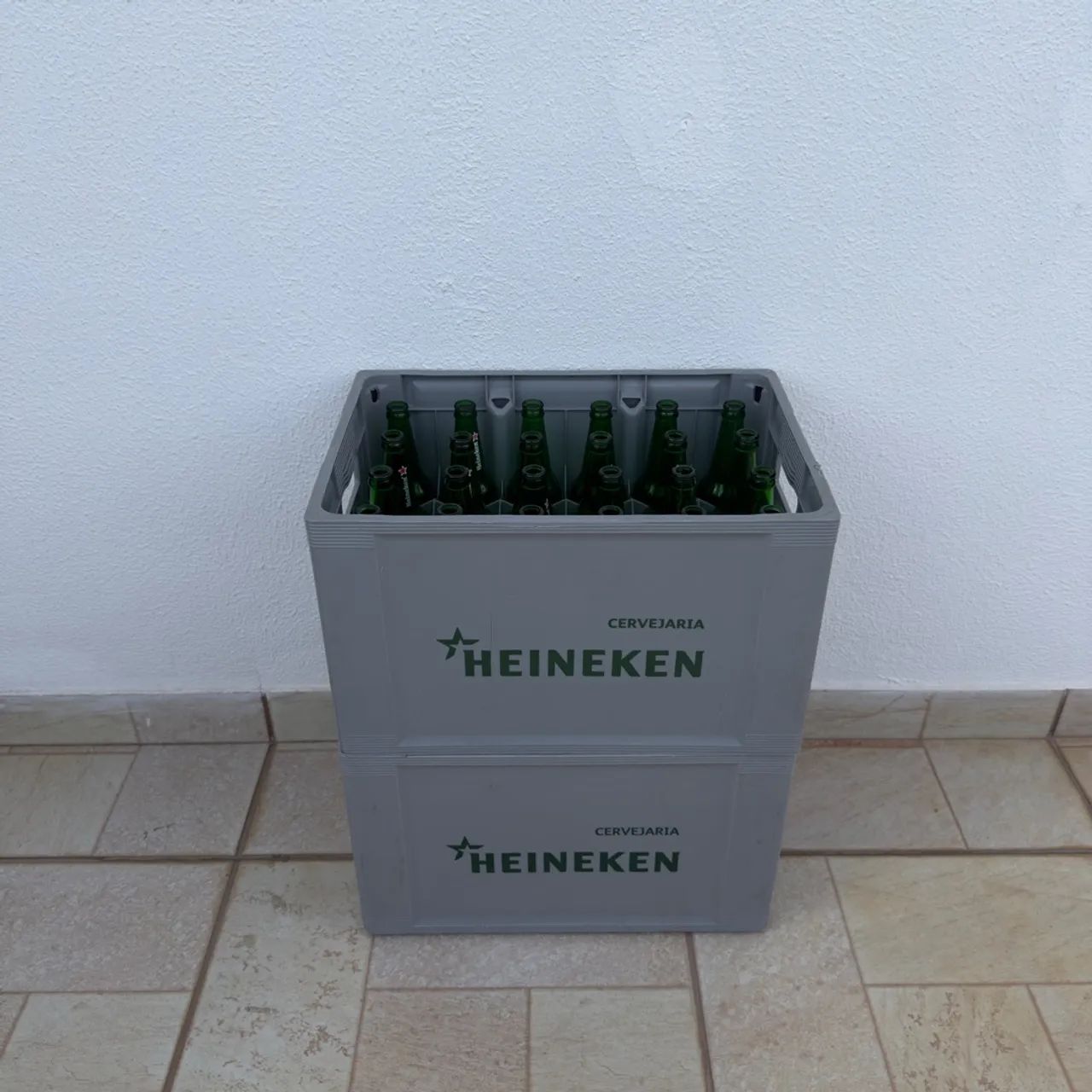 Engradados de Heineken com cascos