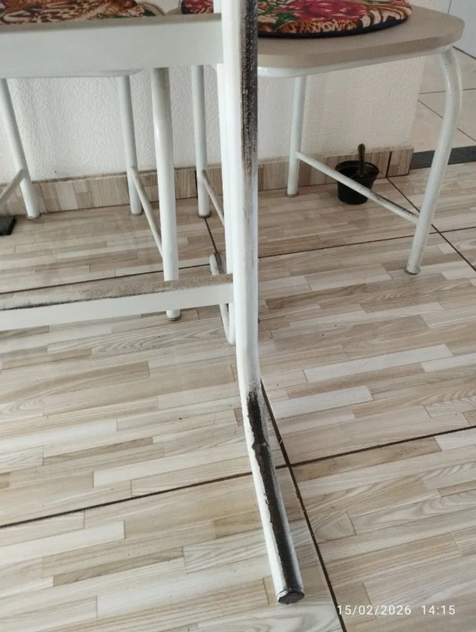 MESA COM 04 CADEIRAS - Foto 2