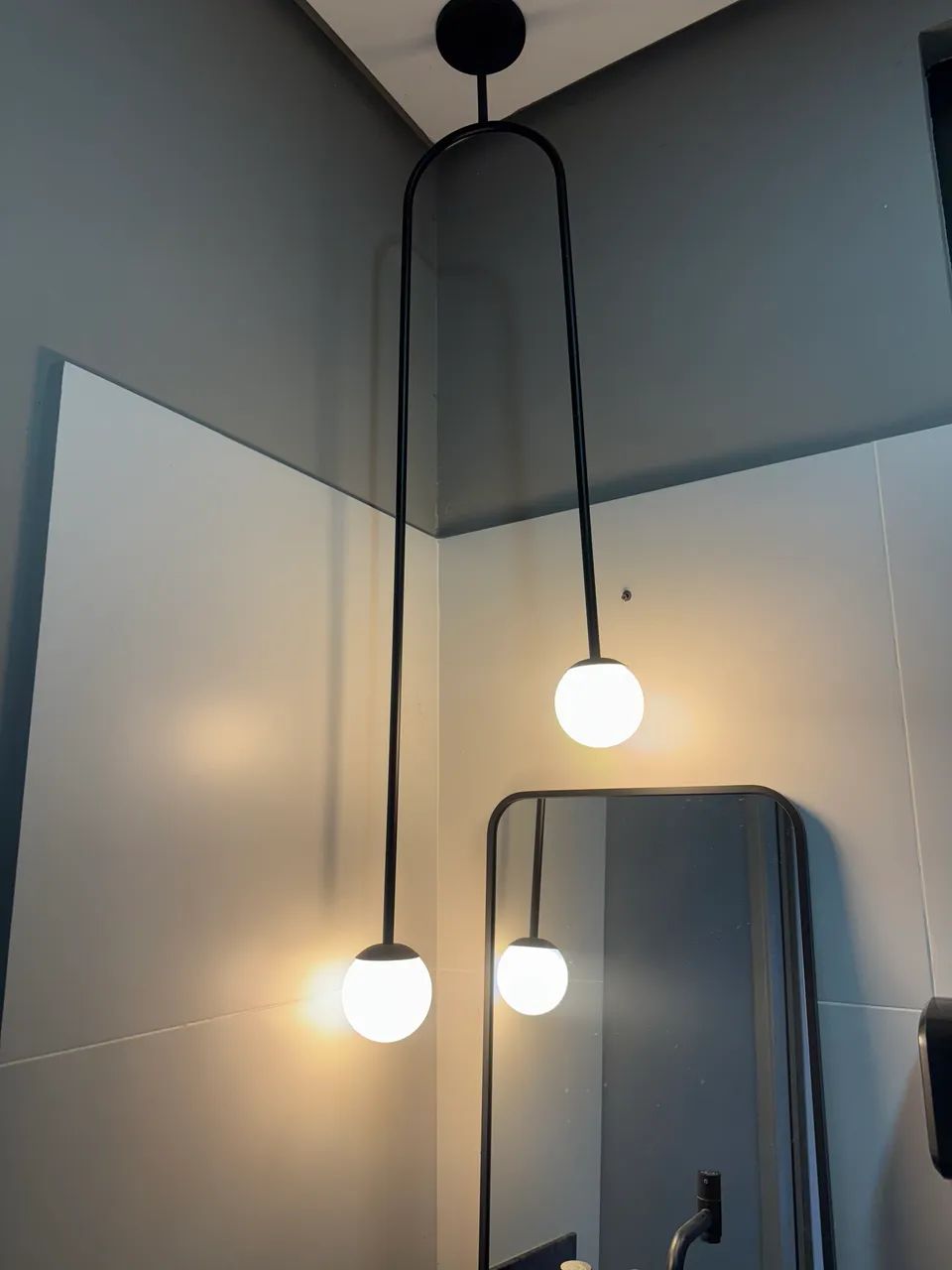 Pendente Duplo Preto Moderno com Globos - Ótimo Estado