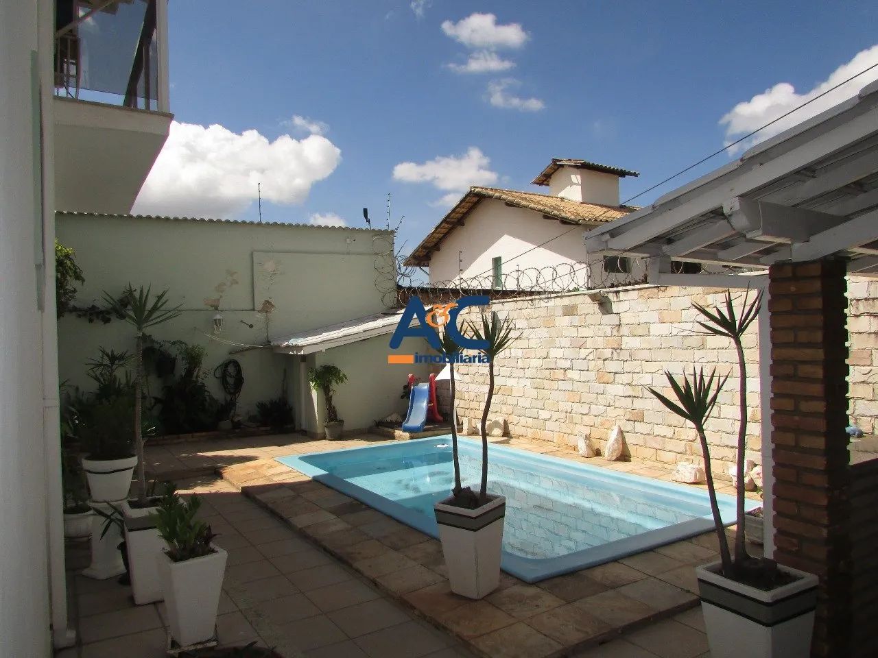 Casa com 04 quartos no bairro São José (Pampulha)