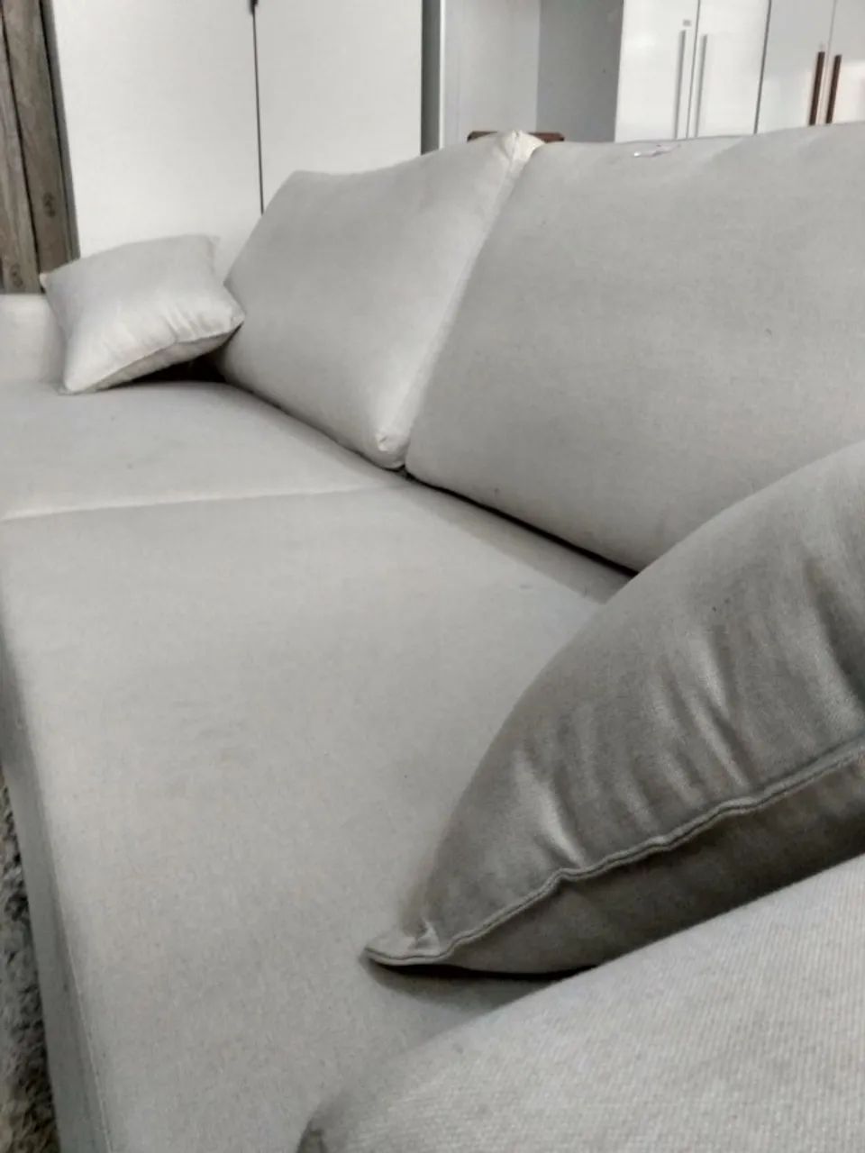 Sofá Branco Novo Mostruário Pés de Madeira Clean Moderno - Foto 4