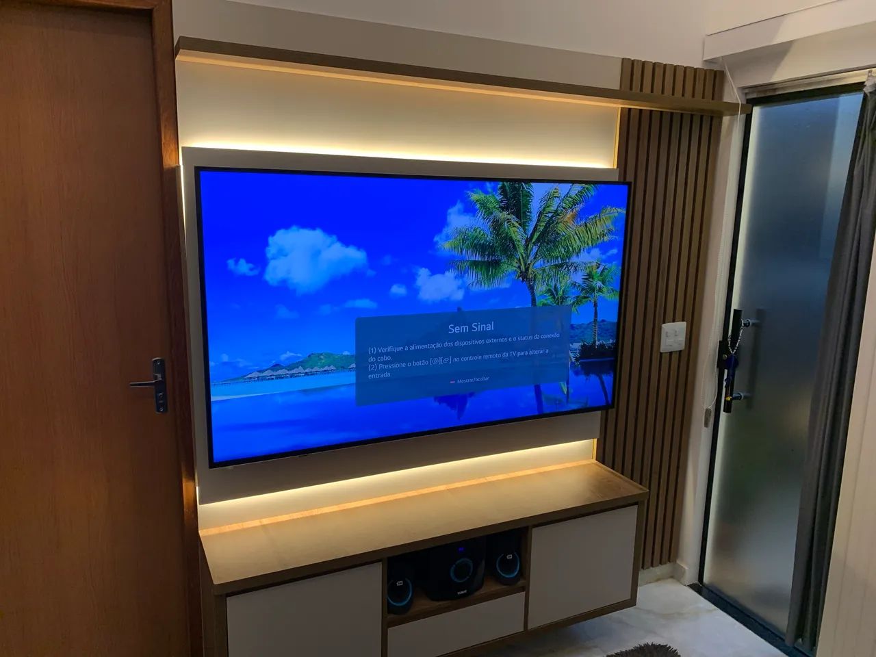 Painel de TV com ripado e led