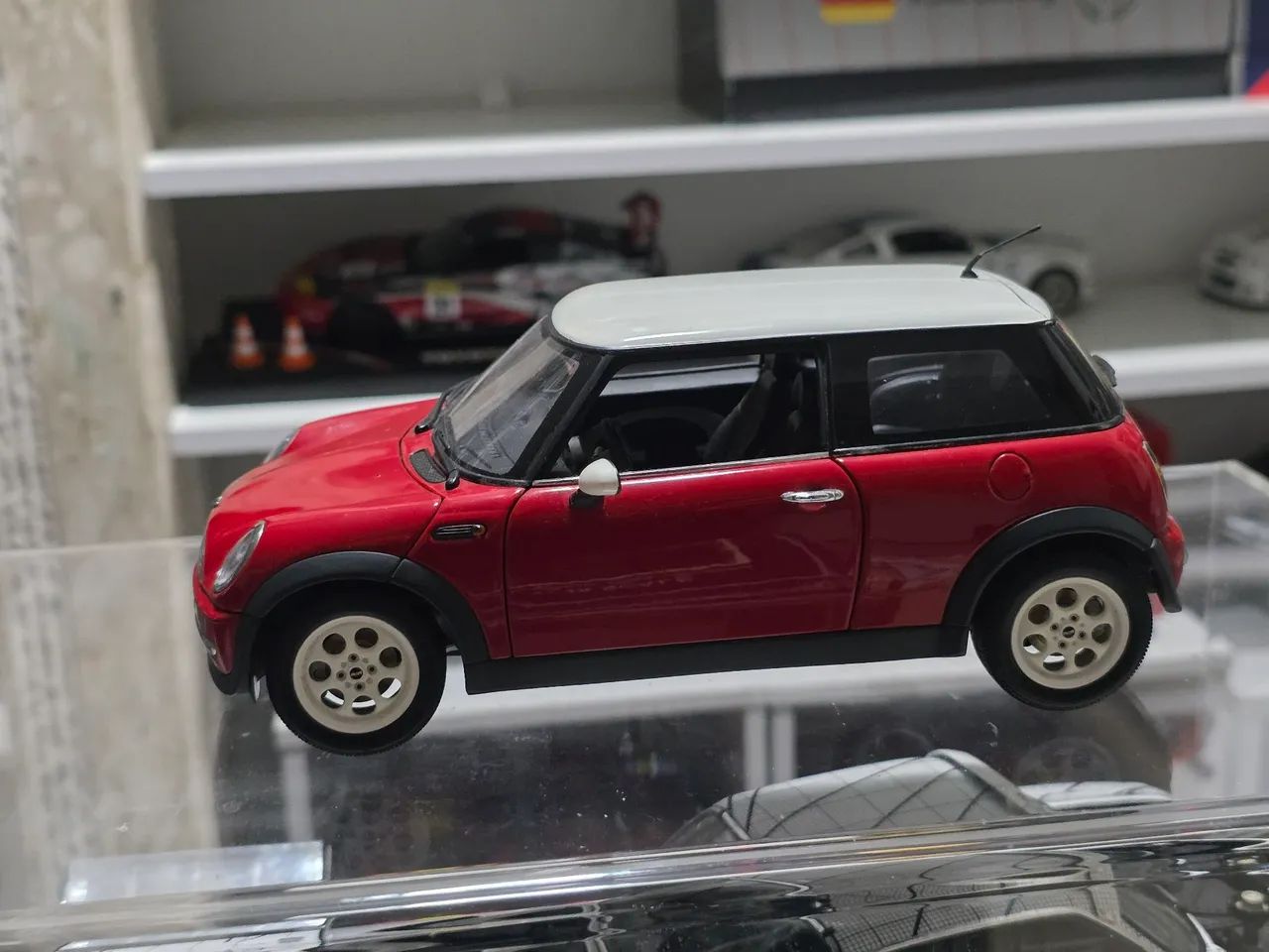 Miniatura 1:18 autoart mini cooper vermelho - Hobbies e coleções
