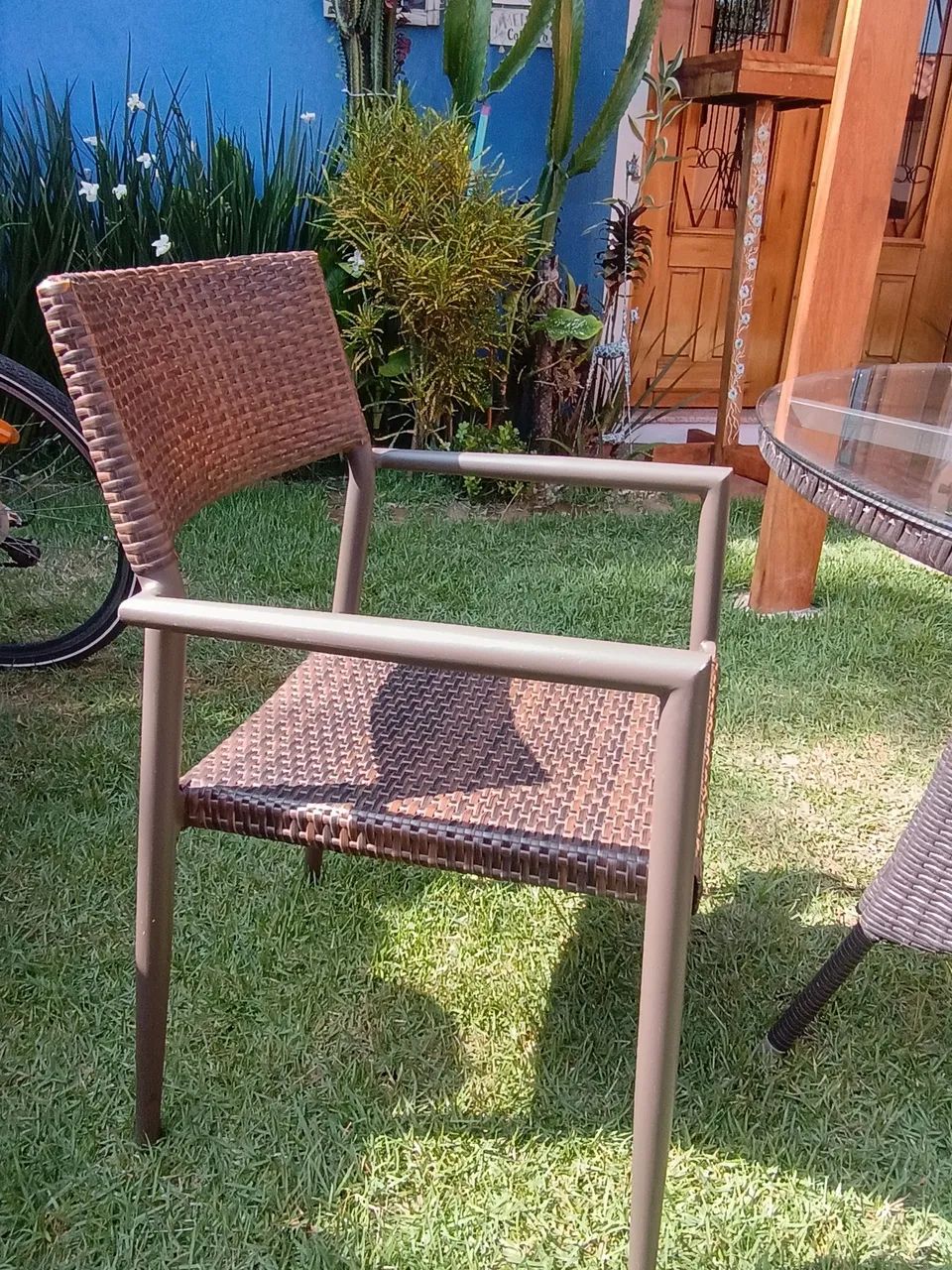 Oferta para vender ...Mesa de vime com 3 cadeiras - Foto 3