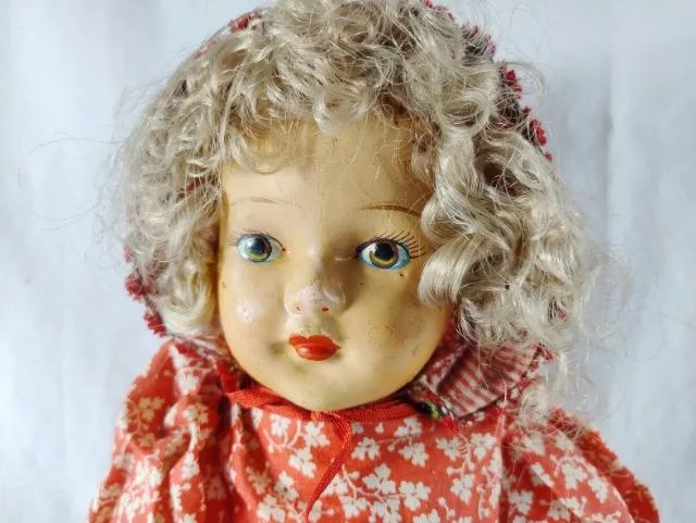 BONECA ANTIGA DE CELULOSE E CORPO DE PANO