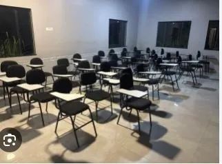 Cadeira Universitária - Prancheta Fixa - Usada.  - Foto 2