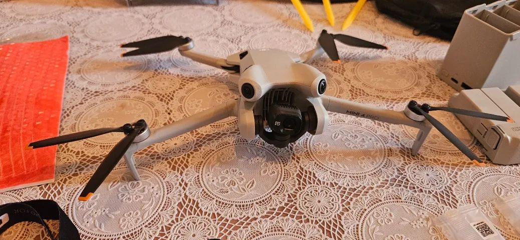 Drone Dji Mini 4 Pro Fly More Combo Plus DJI Rc2 4k Cor Cinza 5.8 GHz - Foto 2