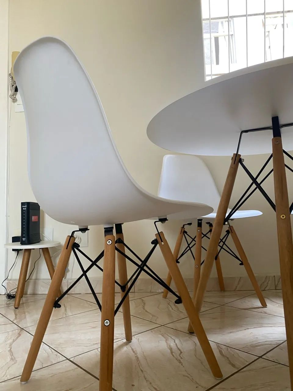 Mesa Eiffel + 4 Cadeiras Eames - Foto 4