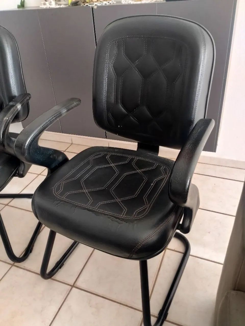 Vende se 2 Cadeiras de escritório por 200.00 - Foto 2