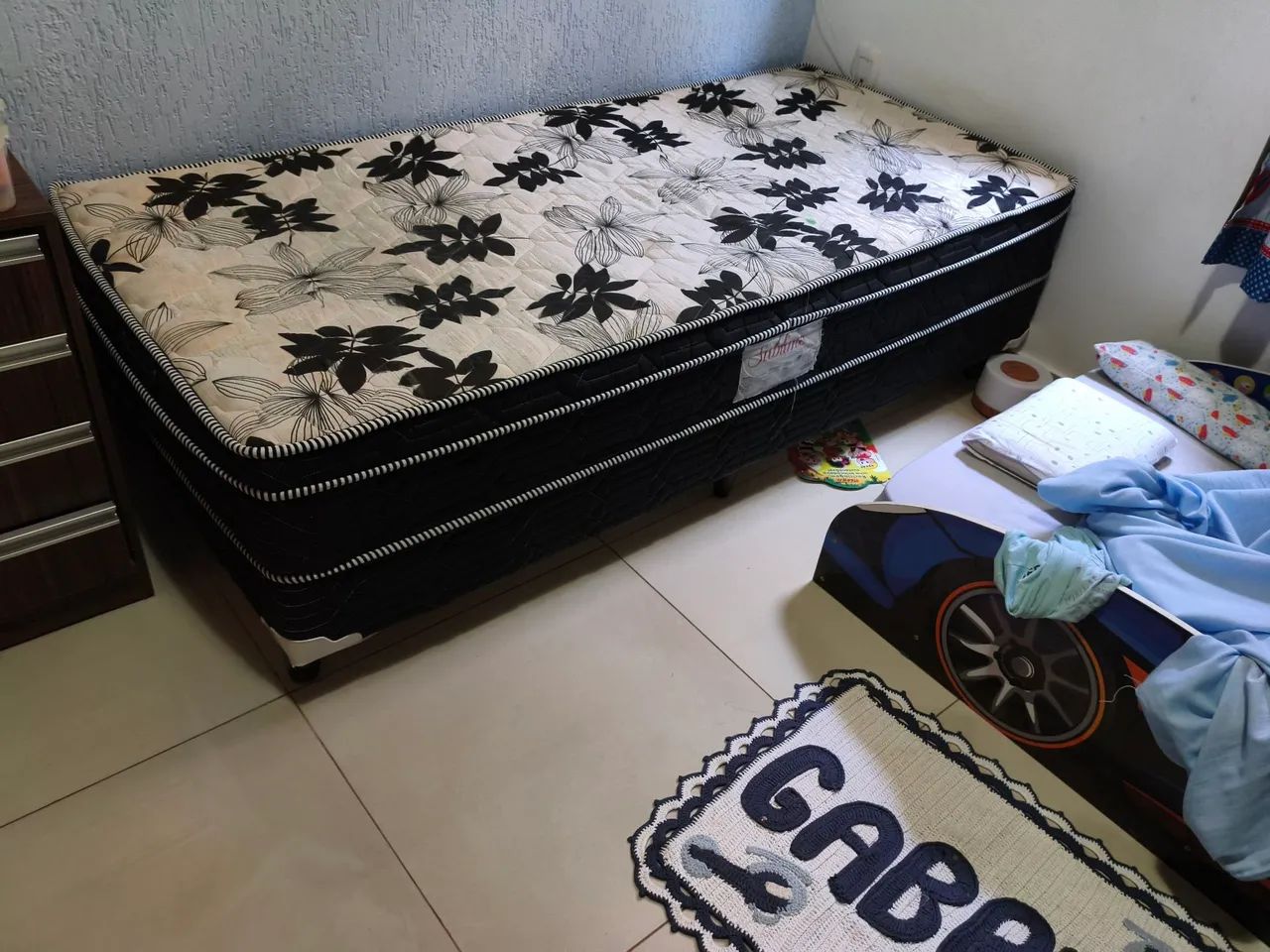 Cama solteiro com rodas 