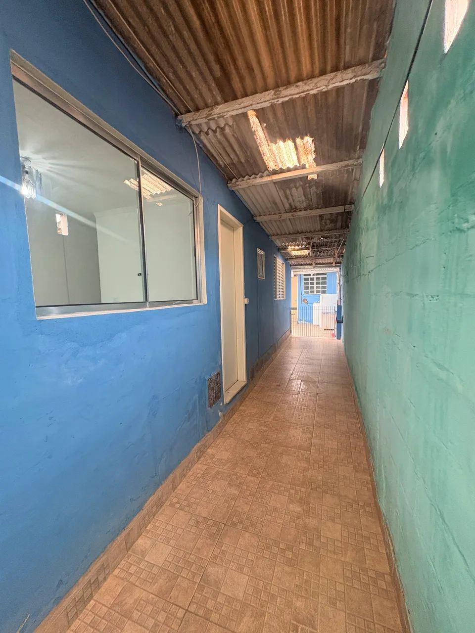 Casa-meio lote 
