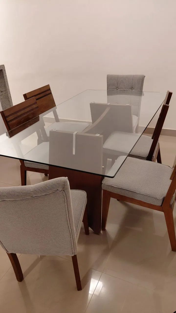 Mesa de jantar com com tampo de vidro e 6 cadeiras em excelente estado.  - Foto 3
