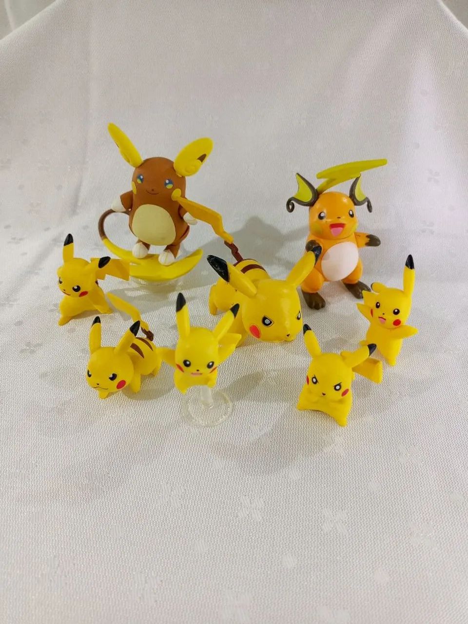 Combo Pokémon, pikachus e suas evoluções. (Alola Raichu e Raichu) Com 8 bonecos - Foto 3
