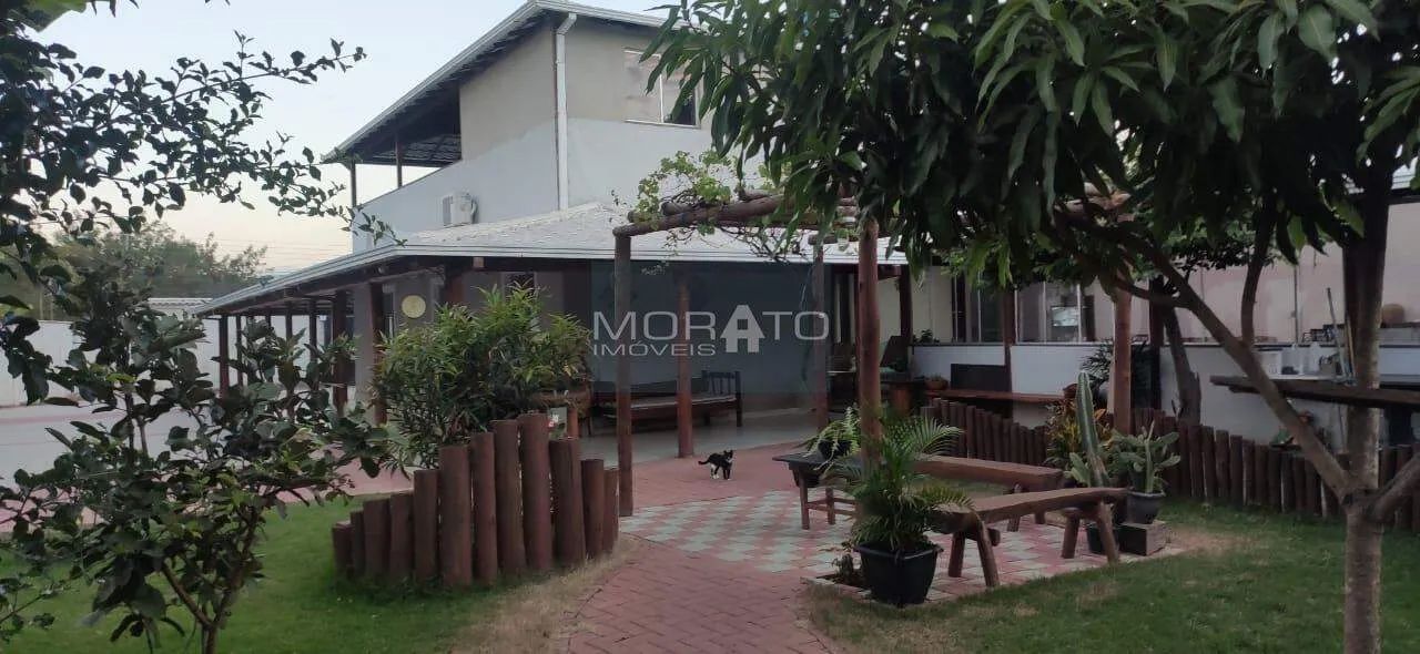 Casa 5 Quartos, 2 Suítes, 10 Vagas de Garagem no Bairro Colonial