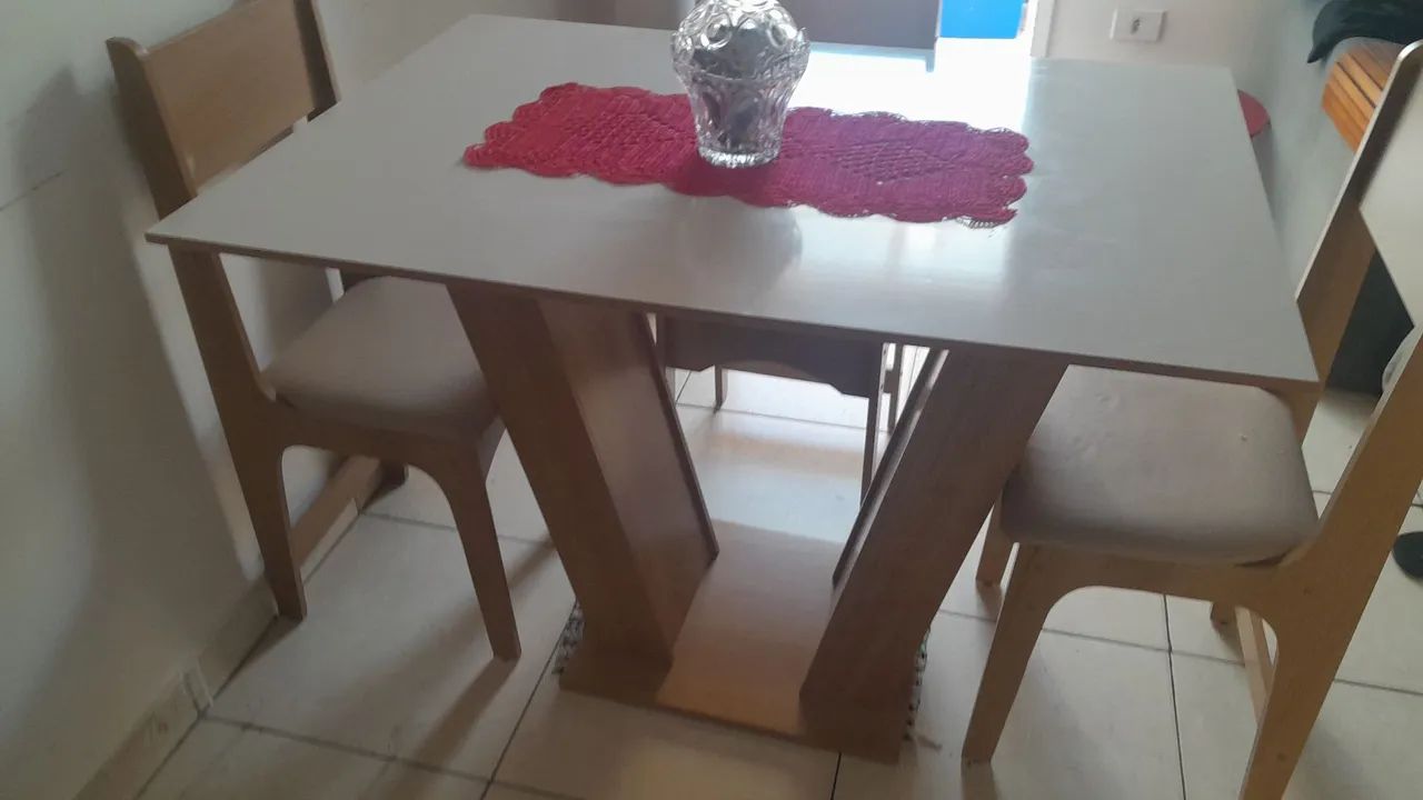 Mesa de jantar 4 cadeiras 