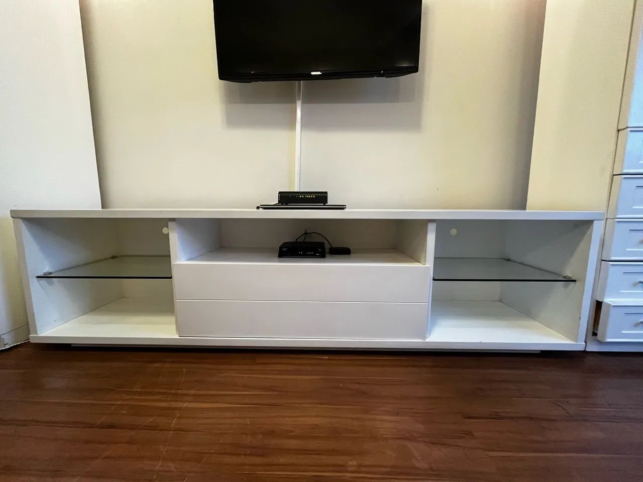 Rack Tok&Stok Grande - MDF Branco com Vidro e Gavetão - Foto 2