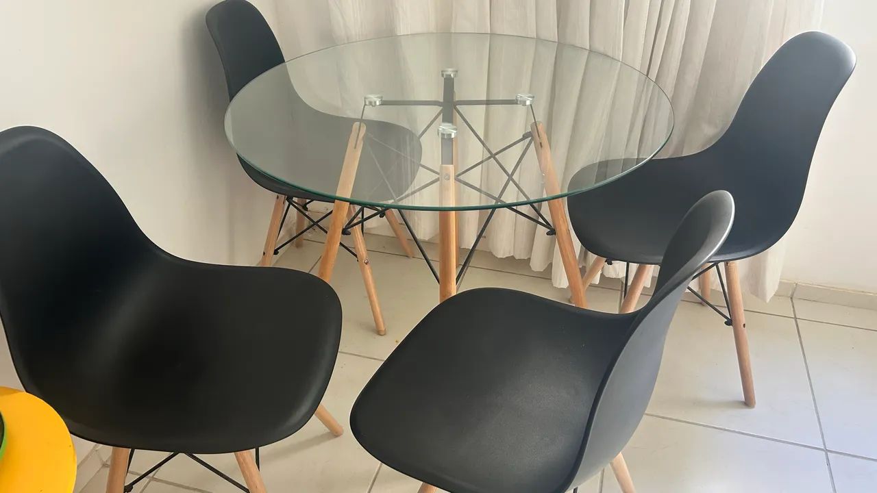 Mesa de vidro  com 4 cadeiras nova  - Foto 4
